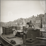 NOC-2020-166-0013 Een Duitse soldaat salueert op een vrachtschip van de Gebroeders W.H. & P.J. & J.C. van Toor in de Where